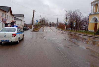 Сбивший на пешеходном переходе в Тверской области подростка водитель не стал сообщать о ДТП и уехал с места