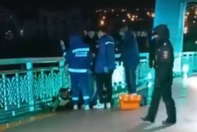 На мосту Влюбленных в Тюмени за день скончались несколько человек