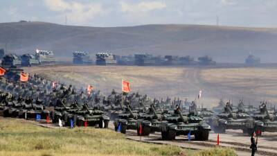 СМИ: Россия перебрасывает больше танков к границе с Украиной