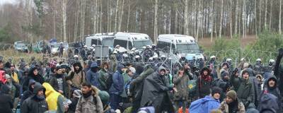 МИД Польши назвал попытку мигрантов перейти границу «ужасающей гибридной атакой»