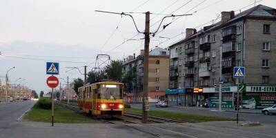 Новосибирские водители пожаловались на островки безопасности и трамвайные платформы