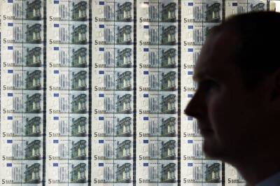 Рубль утром слабеет к подрастающему на форексе евро