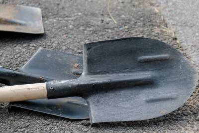 Заблудившийся 19-летний волгоградец со злости разбил иномарку лопатой