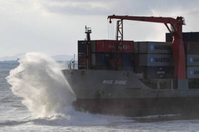 Севшее на мель в Приморье судно перевозило контейнеры с запчастями