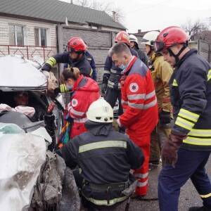 ДТП на ул. Солидарности: в Запорожье спасатели деблокировали водителя одного из авто. Фото