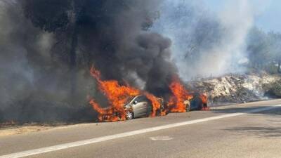 Видео: пожар возле университета Хайфы, сгорели 4 автомобиля
