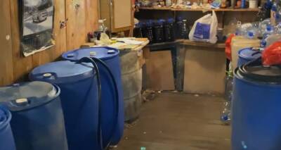 Более 4 тонн алкогольного суррогата нашли в подпольном цехе в Петербурге