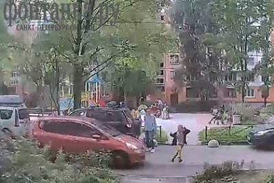 В Петербурге доставщик сбил во дворе ребенка, пообещал помощь в лечении и пропал