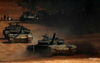 РФ снова направила танки к границе с Украиной – Bloomberg