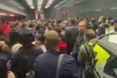 На ЖД вокзале Сочи образовалась огромная очередь из-за турникетов