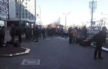 Толпы мигрантов снова собираются в центре Минска