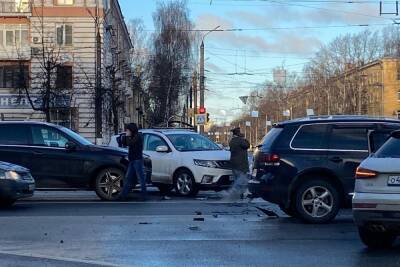 Появилось видео с моментом тройного ДТП на площади Терешковой в Твери