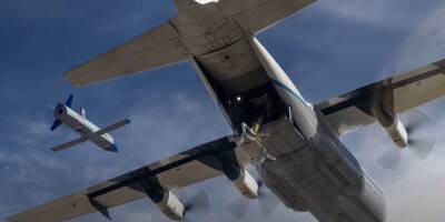 Видео дня: грузовой самолет захватил дрон прямо во время полета