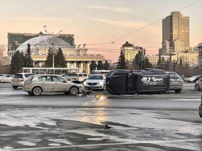 Toyota опрокинулась на бок после столкновения в центре Новосибирска