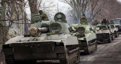 Bloomberg: РФ активно перекидывает танки и самоходную артиллерию к границе Украины