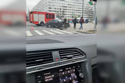 Два человека пострадали в ДТП с Mercedes на Просвещения