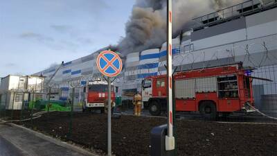 В МЧС предупредили об угрозе обрушения горящего склада в Петербурге