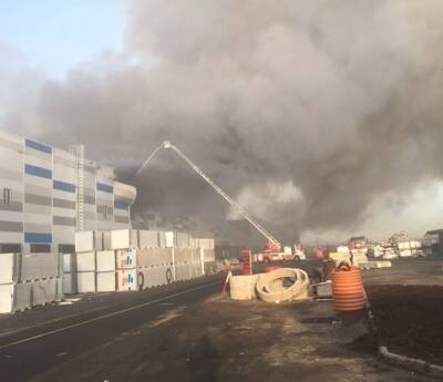 Более 100 человек тушат горящий склад в Шушарах под угрозой обрушения
