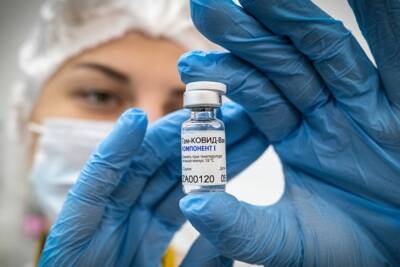Минздрав расширил список профессий, для которых прививка от коронавируса обязательна
