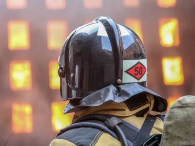 Почти три часа понадобилось пожарным для локализации возгорания на складе в Пушкинском районе