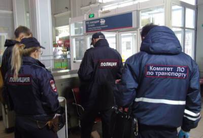 В период нерабочих дней в Ленобласти проверили соблюдение масочного режима на транспорте
