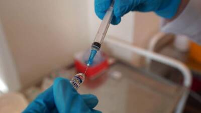 В Петербурге ввели обязательную вакцинацию от COVID-19 для лиц старше 60
