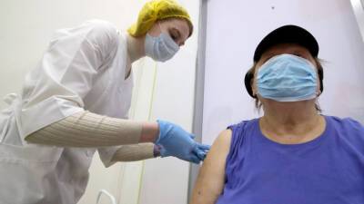 В Петербурге введена обязательная вакцинация от коронавируса жителей старше 60 лет