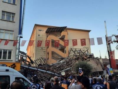 В Турции обрушилось двухэтажное здание, 11 человек пострадали