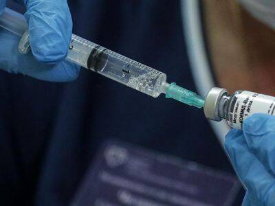В Петербурге ввели обязательную вакцинацию от COVID-19 для всех жителей старше 60 лет