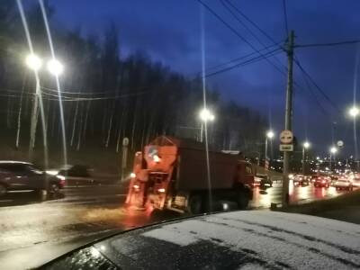 Мосты и съезды в Нижнем Новгороде начали посыпать песко-соляной смесью