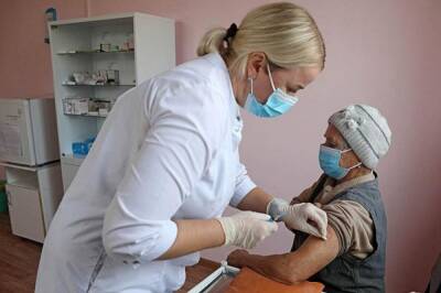 В Петербурге ввели обязательную вакцинацию от COVID для лиц старше 60 лет