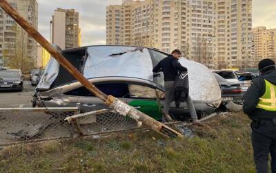 В Киеве авто на огромной скорости влетело в стоянку