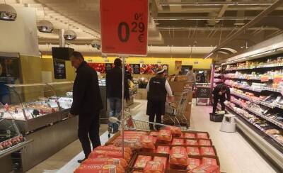 Латвийцы потянулись в приграничные литовские супермаркеты за продуктами, вещами и… свободой
