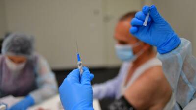 В Петербурге вводят обязательную вакцинацию для людей старше 60 лет