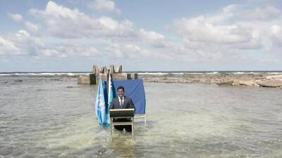 Речь о климате — по колено в воде: Тувалу бьёт тревогу
