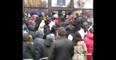 Гигантская очередь в отдел по вопросам миграции в Подмосковье попала на видео