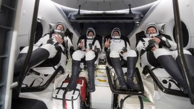 Четверо астронавтов вернулись на Землю на корабле SpaceX