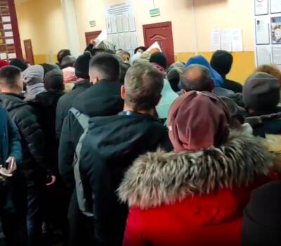 Десятки человек без масок собрались в очередь в миграционном отделе Новосибирска