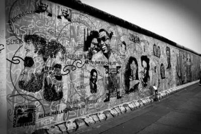 Первая "ласточка" развала СССР: Как пала Берлинская стена