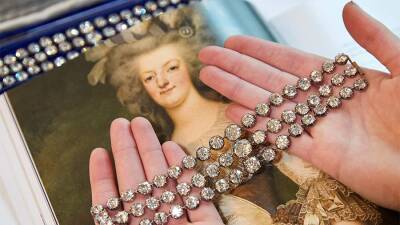 Браслеты Марии Антуанетты продали на аукционе за $8 млн
