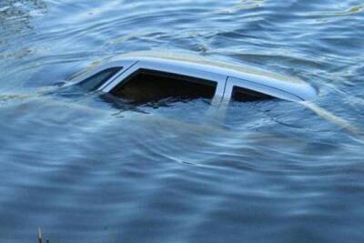 В Красноборском районе мужчина погиб при падении автомобиля в канаву с водой