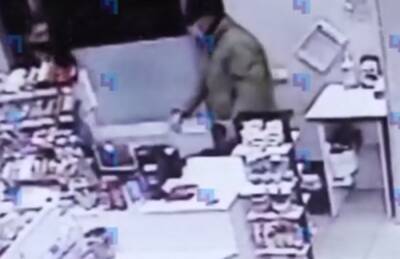 В Шушарах неизвестный с ножом напал на кассира магазина с требованием отдать ему деньги