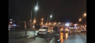 Автомобиль снес ограждение возле Петровского моста