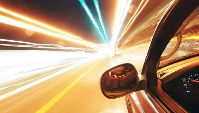 Автоэксперт Кадаков назвал две основные ошибки водителей на ночной дороге