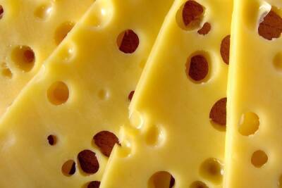 Названы полезные и вредные свойства сыра