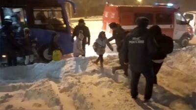 Спасатели помогли в эвакуации группы детей из-за непогоды в Приморье