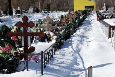 На Урале со скандалом пытаются расширить кладбище в сторону жилых домов и родников