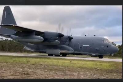 В Швеции посадили военный транспортный самолет на автотрассу