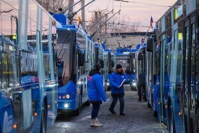 11 троллейбусов с USB-розетками и терминалами безналичной оплаты запустили в Чите