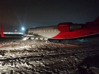 В аэропорту Челябинска при посадке самолет выкатился за пределы полосы